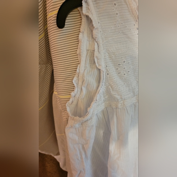 Cotton Rye Outfitters Large Sleeveless Front Tie & Button Up Top Eyelet Accented - Picture 7 of 8